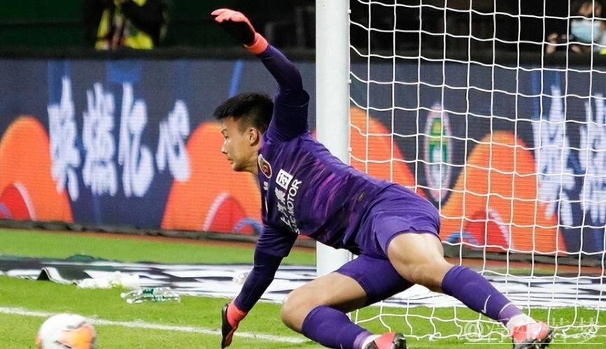 封神门将怒斥记者愚蠢!球迷力挺:可以质疑贪财,但实力不容否认 封神门将怒斥记者愚蠢!球迷力挺:可以质疑贪财,但实力不容否认